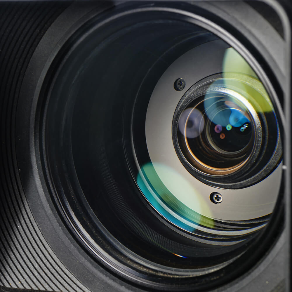 攝影的本質是捕捉光的藝術，所以曝光準確與否就成為了技術層面最核心的問題。曝光是相機把光記錄進感光媒體裡的過程。光有強有弱，所以通過準確的光圈，快門和感光度的組合而成像。而準確曝光存在不同的光圈、快門和感光度的組合，那正是攝影的藝術所在。大光圈減低景深突出主題，而小光圈增加景深。快的快門凝固精彩的一刻，慢的快門反之，通常慢快門增加一張相的動感，如流水，晚上的車流等等。當用慢快門時，常用三角架固定攝影設備以保圖像的清楚。