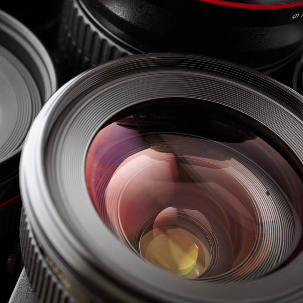 攝影的本質是捕捉光的藝術，所以曝光準確與否就成為了技術層面最核心的問題。曝光是相機把光記錄進感光媒體裡的過程。光有強有弱，所以通過準確的光圈，快門和感光度的組合而成像。而準確曝光存在不同的光圈、快門和感光度的組合，那正是攝影的藝術所在。大光圈減低景深突出主題，而小光圈增加景深。快的快門凝固精彩的一刻，慢的快門反之，通常慢快門增加一張相的動感，如流水，晚上的車流等等。當用慢快門時，常用三角架固定攝影設備以保圖像的清楚。